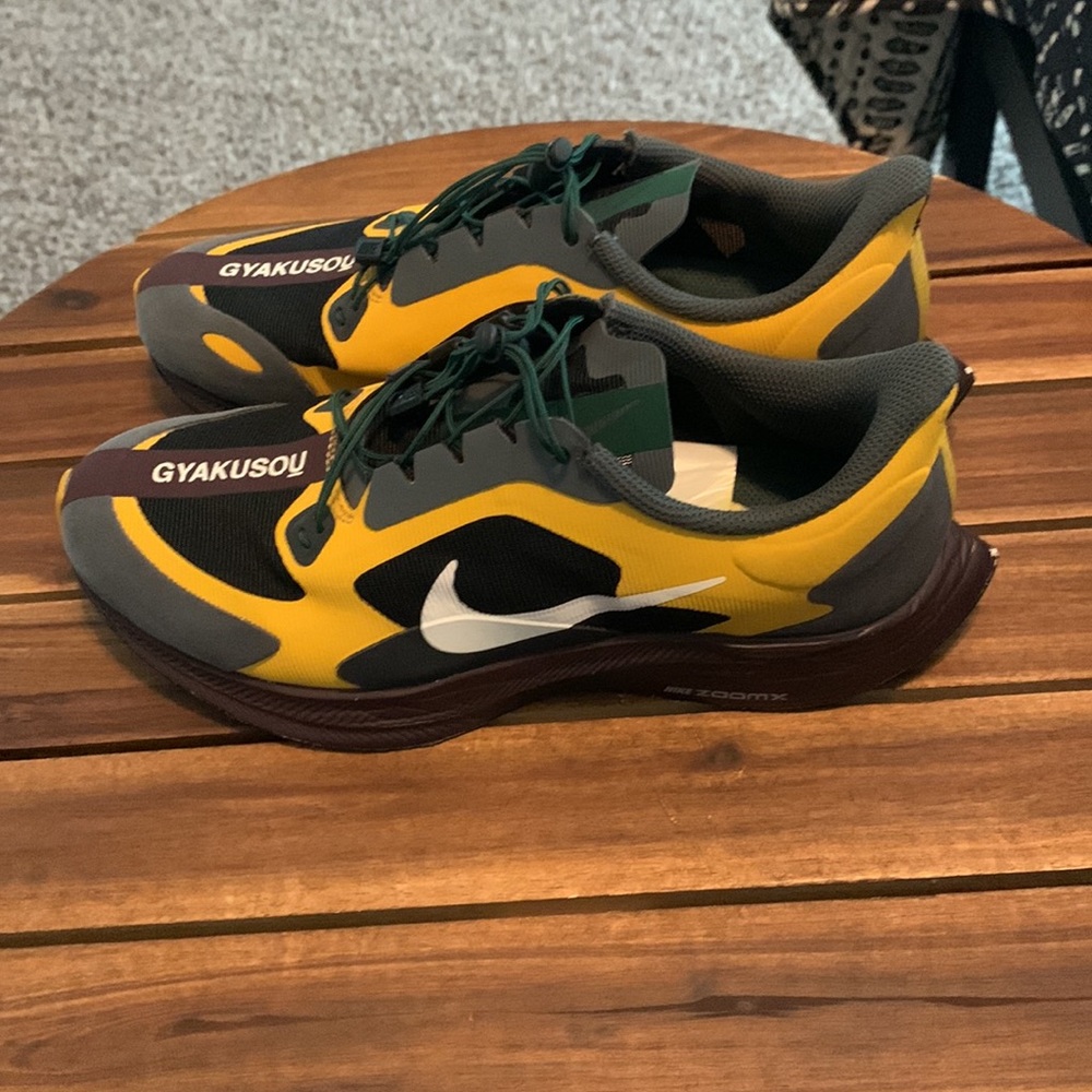 Nike - Picture 2 of 4